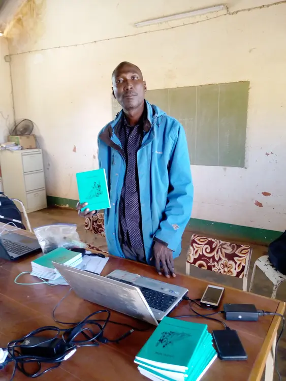 Le Traducteur Marc Koussoubé présentant le livret d'Actes des Apôtres